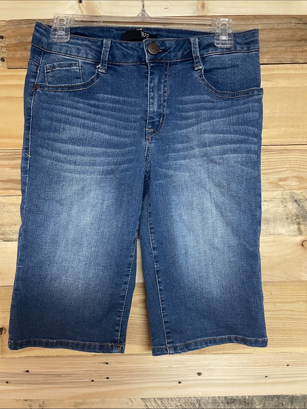 1822 Denim size 6 12” length mid-rise medium wash stretchy Bermuda shorts